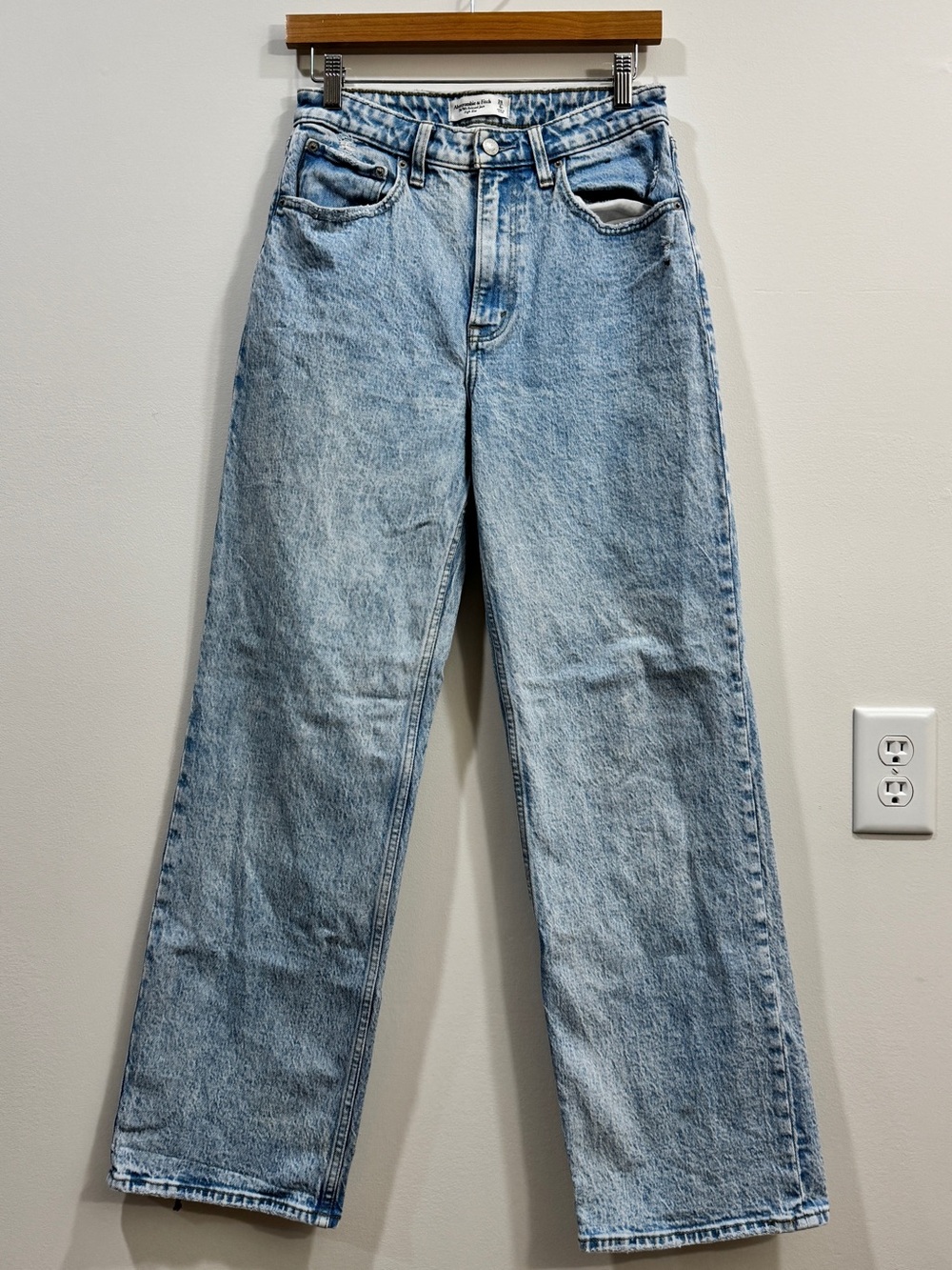 Abercrombie & Fitch '90s Relaxed Jean High Rise Curve Love Light Wash 28/6R
